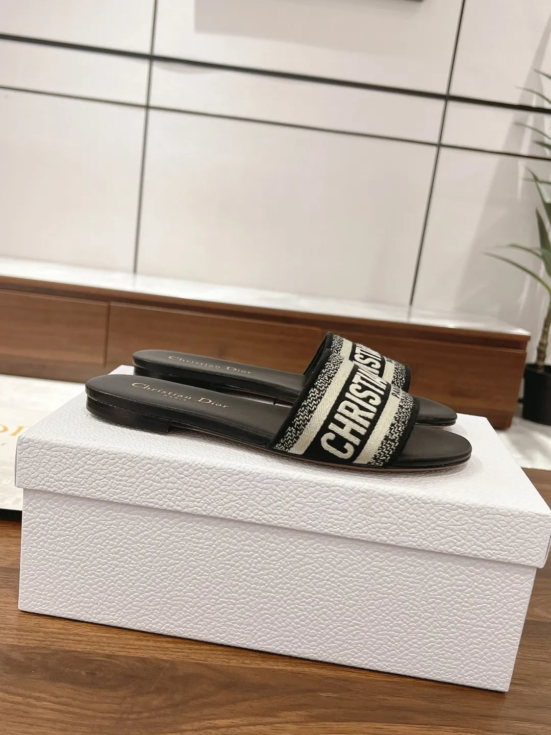 👟👟Ex-factory price 420👟👟 Dior • Dior 2024 DWAY spring and summer new one-word embroidered slippers •Top purchasing version CD letter logo three-dimensional embroidered cylindrical heel sandals Square toe thick heel jelly color open-toe slippers Upper: Original consistent high-temperature water-soluble cotton electro-embroidered technical silk fabric Lining: Water-dyed sheepskin lining Outsole: Italian genuine leather outsole Heel height: 1.5CM/4.5CM Code number: 34-43 (34.40.41.42.43 is customized and cannot be returned or exchanged)